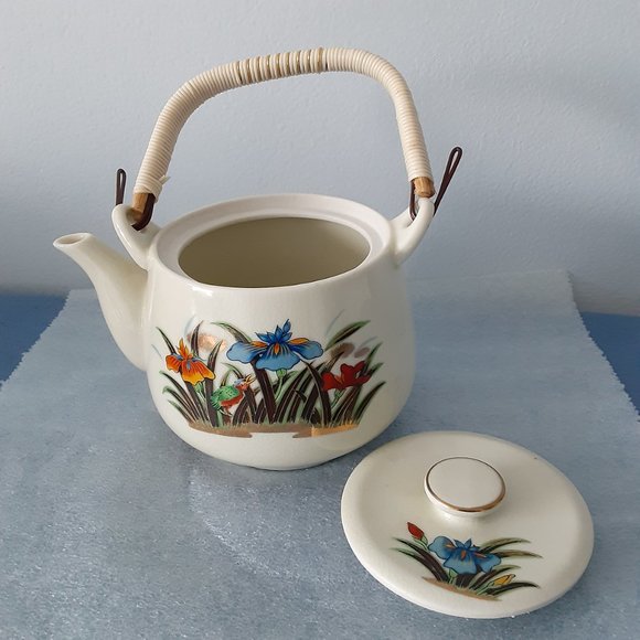 **VINTAGE- Japanese Kutani Porcelain Tea Pot with Vinyl Wrapped Bamboo Handle - Picture 6 of 9